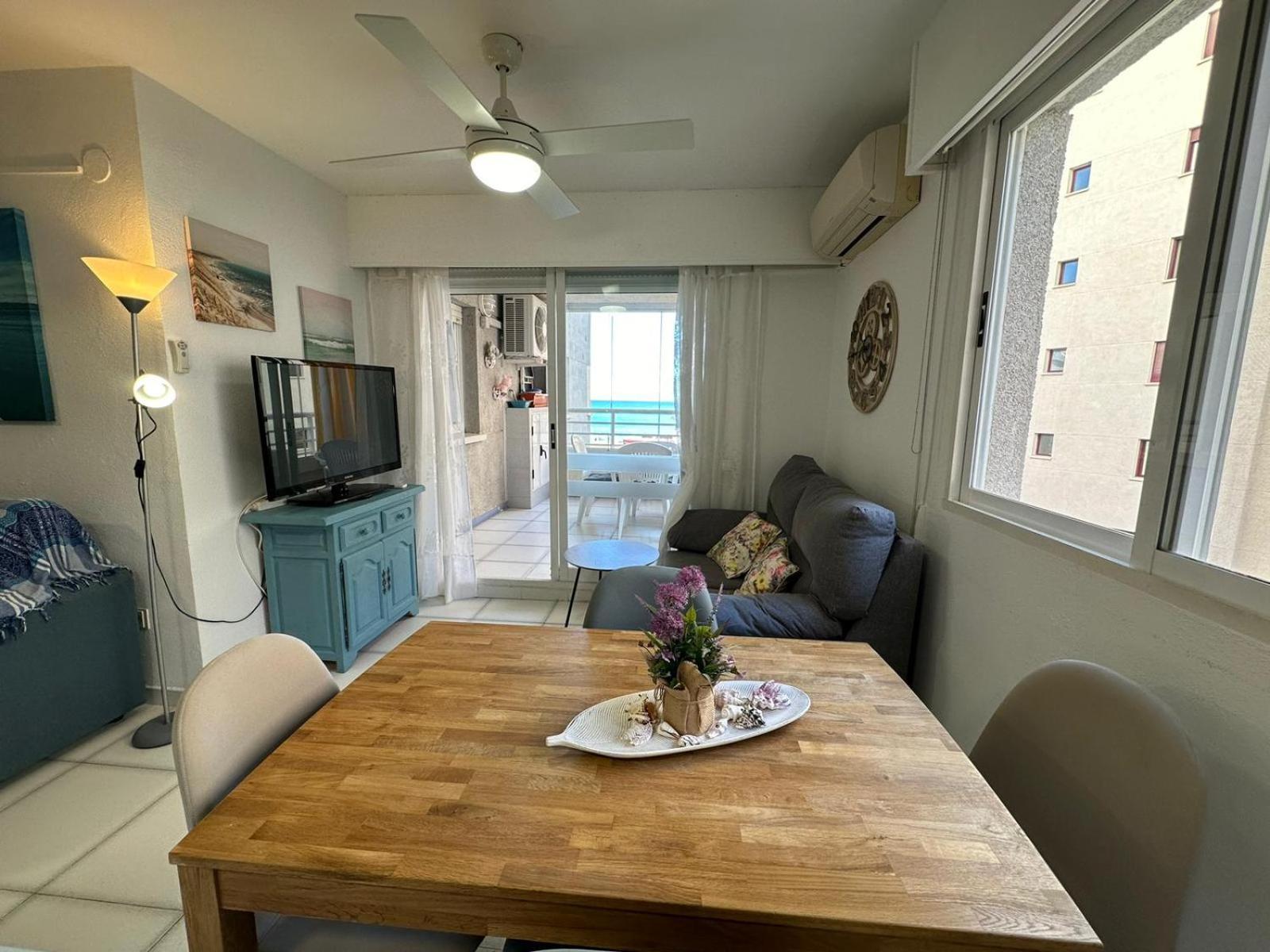 Apartment On The Beach With Parking And Pool Калпе Екстериор снимка